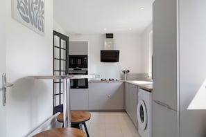 Réfrigérateur, four à micro-ondes, un four, surface de cuisson