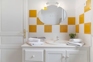 Een douche, een haardroger, handdoeken