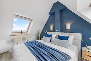 A bedroom with a bed, a window, a desk, and a chair. - Kronsgaard Beach Loft - Ocean View, Activity Room, Playground, Balcony (Kronsgaard)