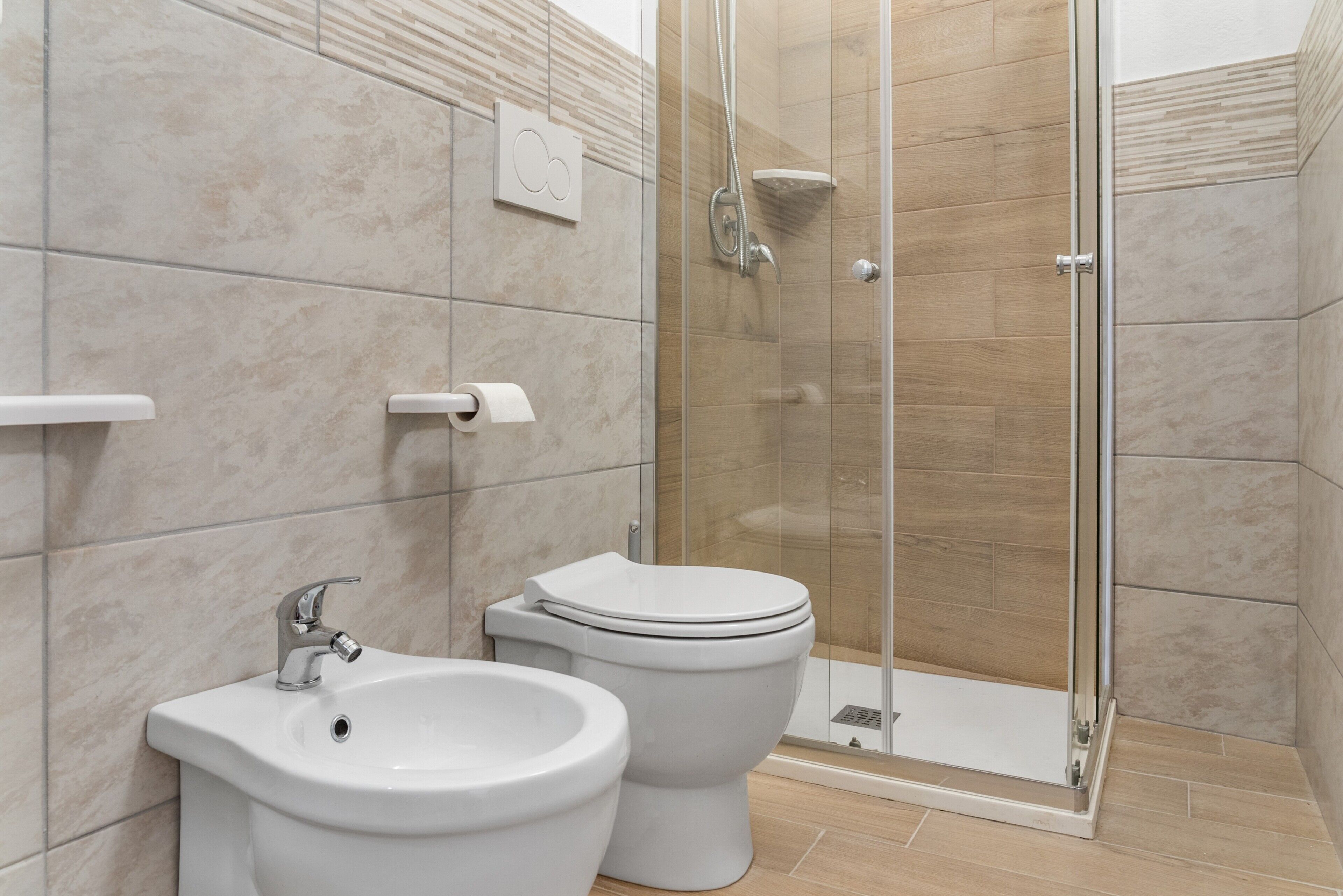 Een douche, een haardroger, handdoeken