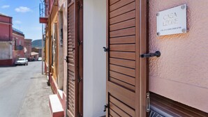 A building with a sign reading 'CASA LEONE' and a visible door. - Apartment 'Casa Leone' with Air Conditioning (Teulada)