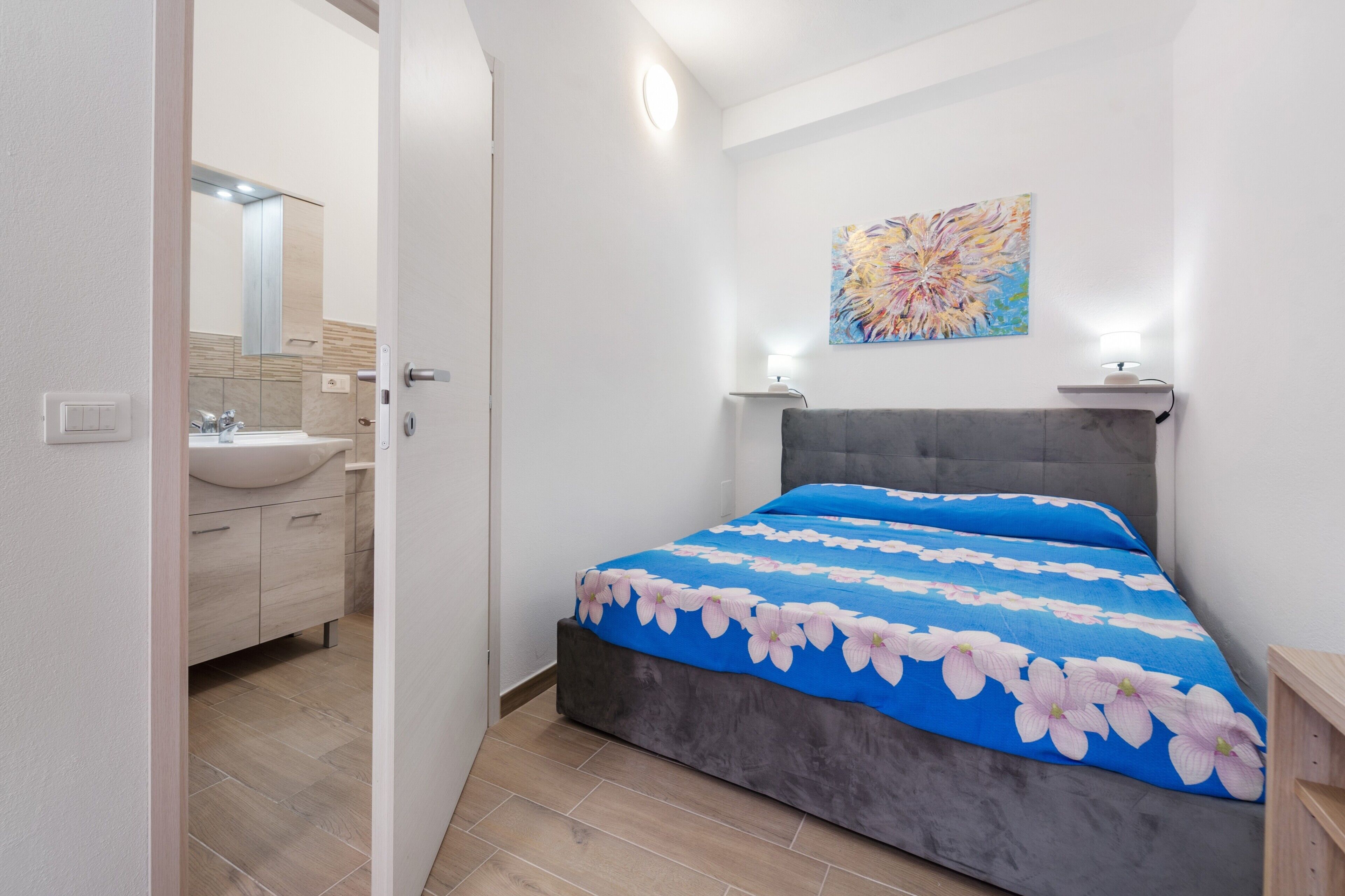 1 bedroom, bed sheets