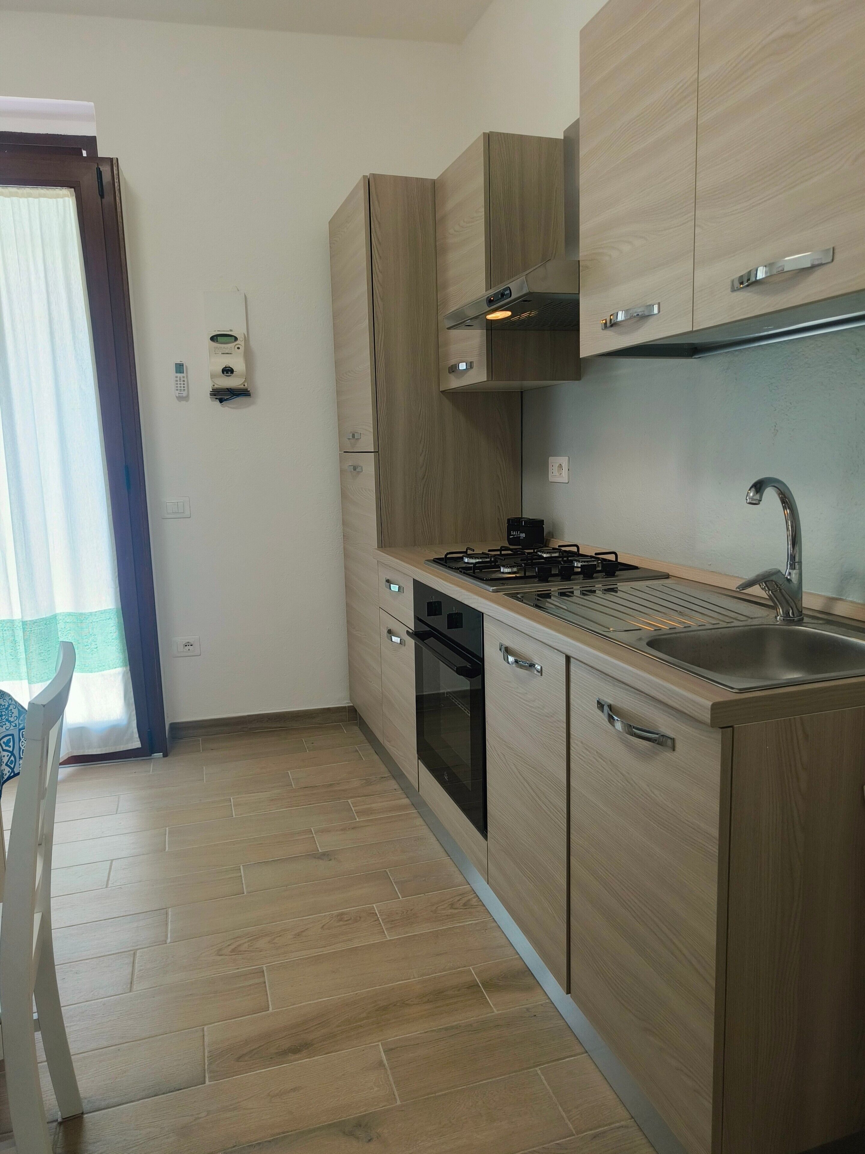 Fridge, oven, stovetop, cookware/dishes/utensils
