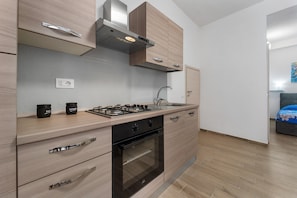 Frigorífic, forn i placa de cuina 