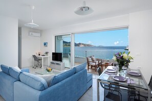 Smart TV - Tranquil 2-bedroom apartment with AC in Agios Nikolaos (Agios Nikolaos)