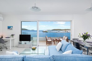 Smart TV - Tranquil 2-bedroom apartment with AC in Agios Nikolaos (Agios Nikolaos)