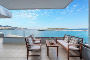 Terrace/patio - Tranquil 2-bedroom apartment with AC in Agios Nikolaos (Agios Nikolaos)