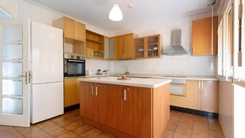 Frigorífico, microondas, horno y placa de cocina