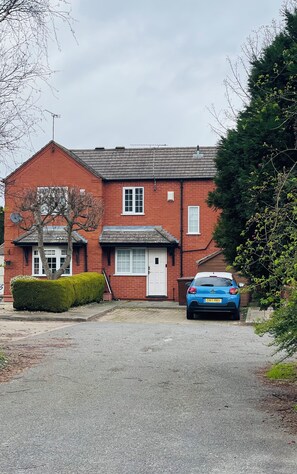 Exterior - 4 Roman House, Lincoln Central + Parking, walking distance to local attractions (Lincoln)