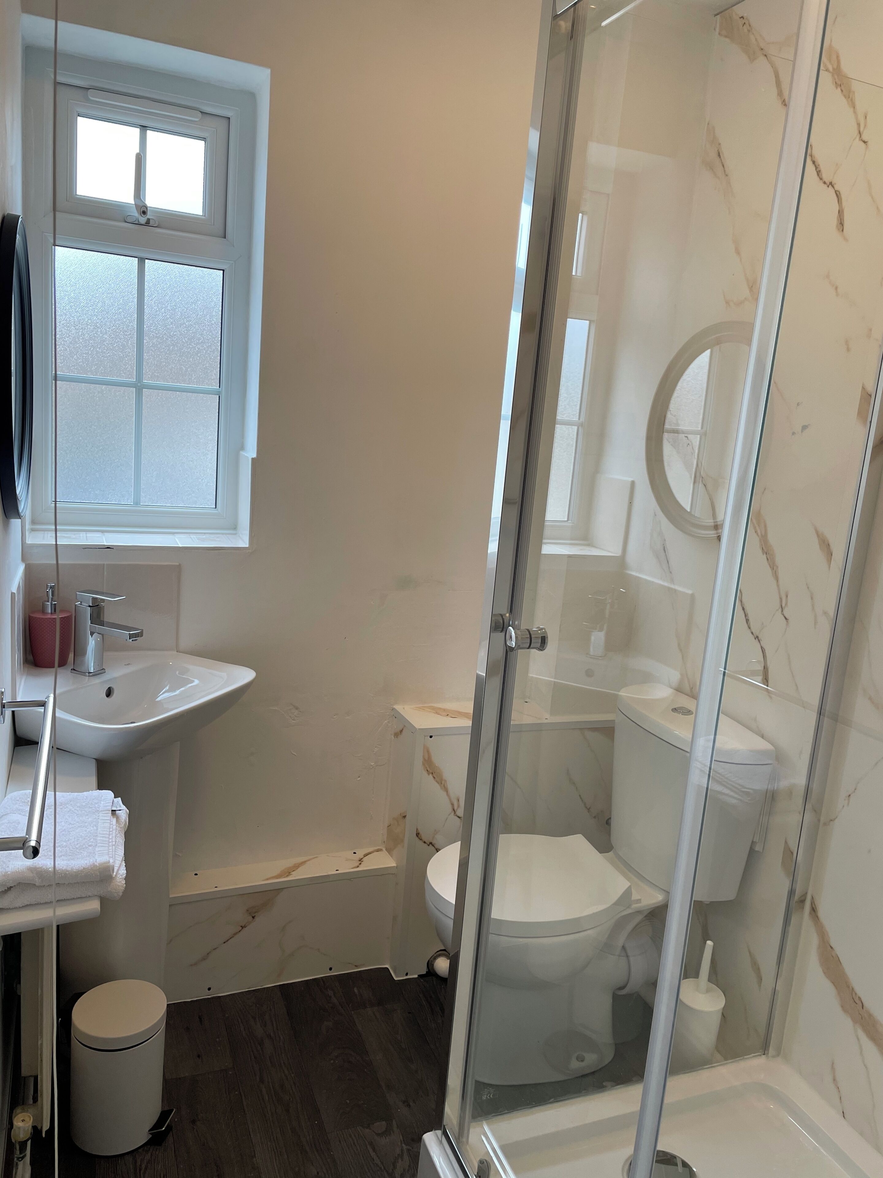 ヘアドライヤー、タオル、石鹸、トイレットペーパー