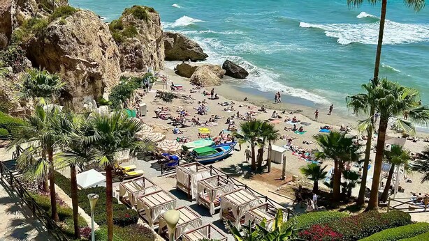 A beach with rocky cliffs, palm trees, and a clear blue sea. - La Casa Turquesa - Casa 1 (Frigiliana)