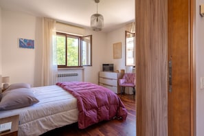 1 dormitori, planxa i posts de planxar, wifi i roba de llit 