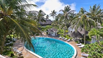 2 outdoor pools, sun loungers