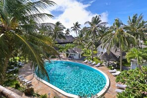 2 outdoor pools, sun loungers - Ascot Residence 2 Min Walk to the Beach (Contea di Kilifi)