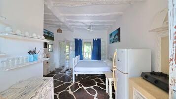 Comfort Studio, Garden View | In-room safe, soundproofing, iron/ironing board