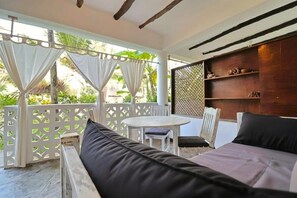 Comfort Studio, Garden View | Outdoor dining - Ascot Residence 2 Min Walk to the Beach (Contea di Kilifi)
