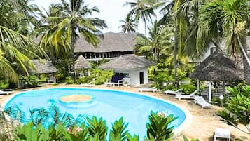 2 kolam renang terbuka, kerusi lepak pantai