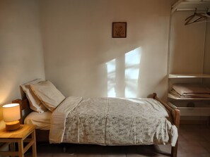Iron/ironing board, bed sheets