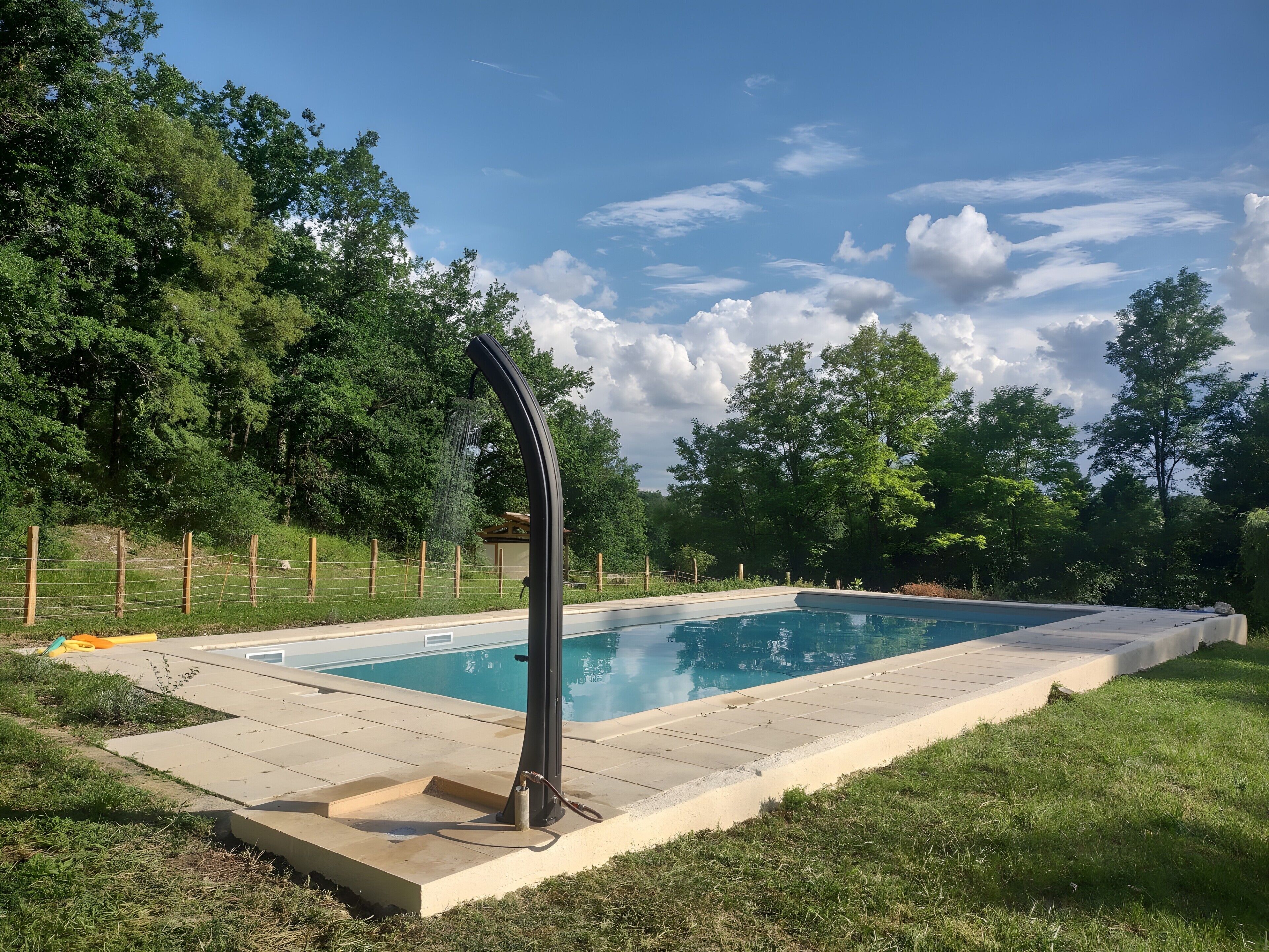 Pool. Gîte L'hirondelle - A holiday home in a quiet and natural location with a shared swimming pool