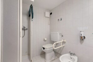 Un bagno con WC, bidet e cabina doccia.