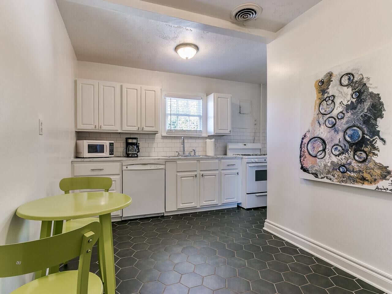 Fridge, microwave, stovetop, dishwasher
