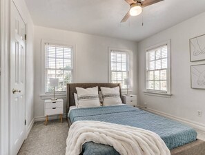 Desk, WiFi, bed sheets - Historic Crown Heights Triplex - Unit B (Oklahoma City)