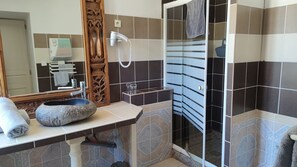 Standard-Doppelzimmer, Gartenblick | Badezimmer | Dusche, kostenlose Toilettenartikel, Haartrockner, Handtücher