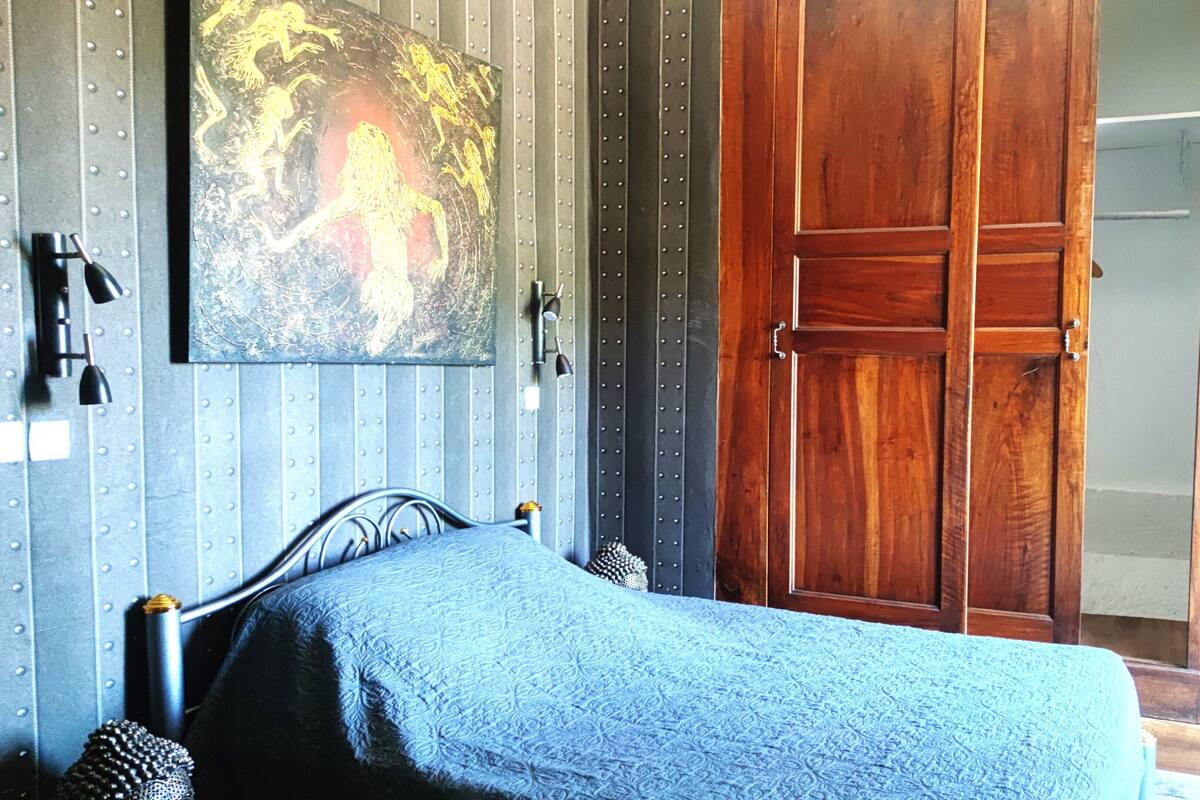 Driepersoonskamer, uitzicht op tuin | Een kluis op de kamer, geluiddichte muren, gratis wifi