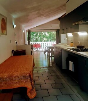 Apartment, Gartenblick | Eigene Küche | Kühlschrank, Ofen, Herdplatte, Kochgeschirr/Geschirr/Besteck
