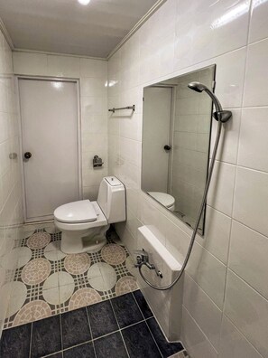 Standard Single Room, City View | Bathroom | Shower, towels, shampoo, toilet paper - GwangJu Nares minitel (Gwangju)