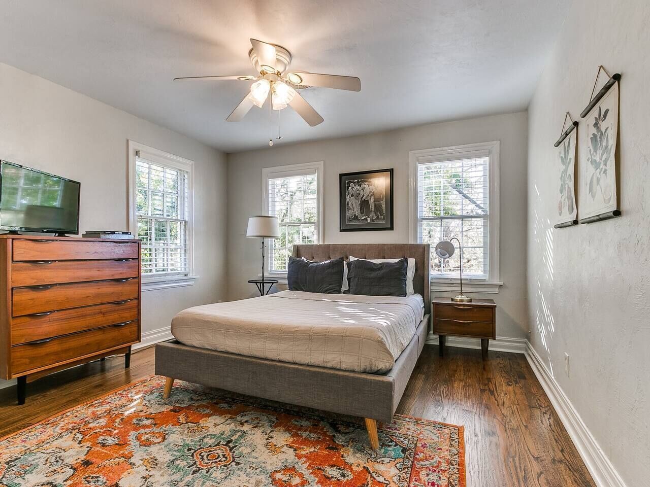 2 bedrooms, desk, WiFi, bed sheets