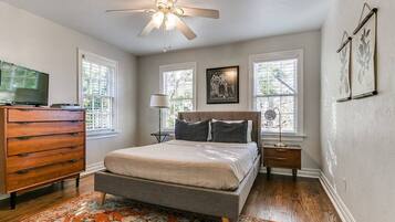 2 bedrooms, desk, WiFi, bed sheets