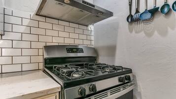Coffee/tea maker, fridge, microwave, stovetop