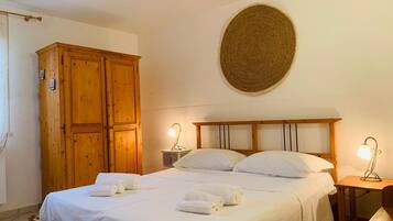 Tabla de planchar con plancha, wifi y ropa de cama