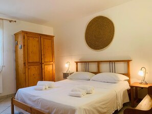 Tabla de planchar con plancha, wifi y ropa de cama 