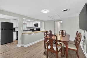 Dining - Spacious 4-bedroom house in a fantastic Independence neighborhood (Independence)