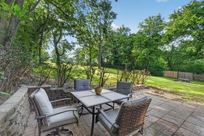 Outdoor dining - Spacious 4-bedroom house in a fantastic Independence neighborhood (Independence)
