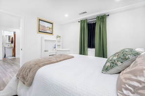Room - Private Suite: Own Entry. Parking. 7 Min to Train! (Boston)
