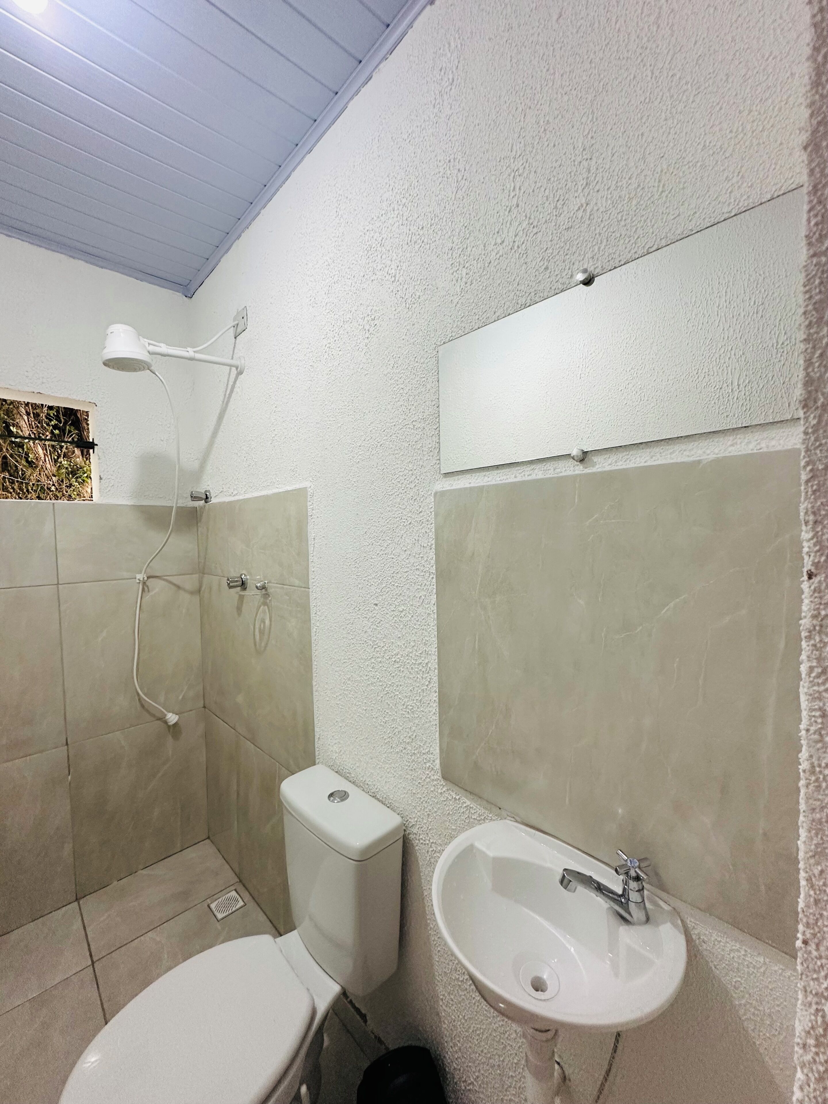 Douche, serviettes fournies, papier toilette