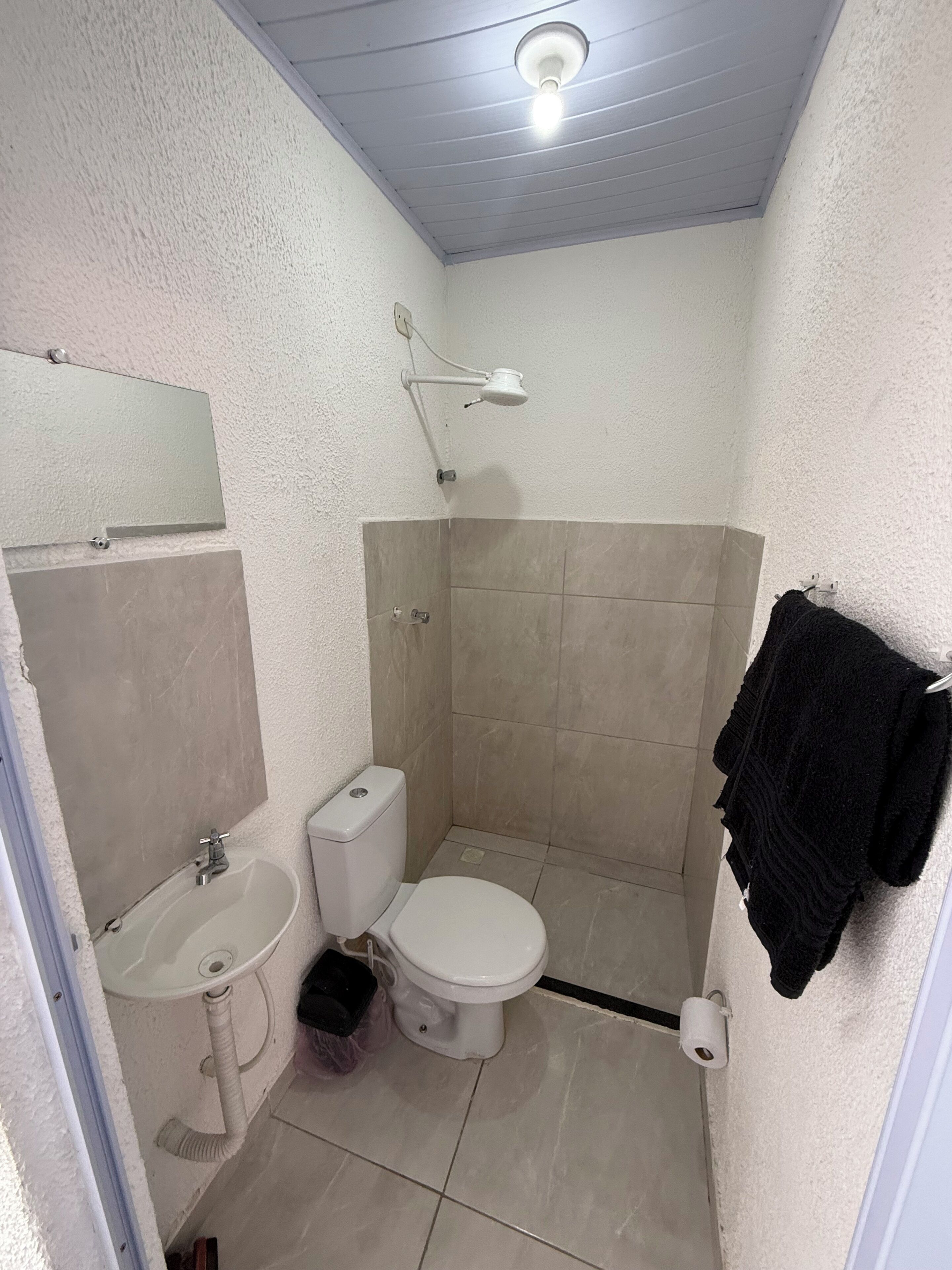 Regadera, toallas, papel de baño 