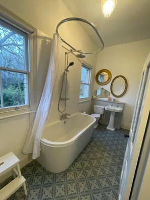 Kamar Double Superior, pemandangan halaman | Kamar mandi