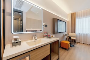 Superior Twin Room | Bathroom | Shower, hair dryer, slippers, towels - Home Premium Hotel Shanghai (Shanghai)