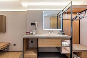Deluxe Double Room | Bathroom | Shower, hair dryer, slippers, towels - Home Premium Hotel Shanghai (Shanghai)