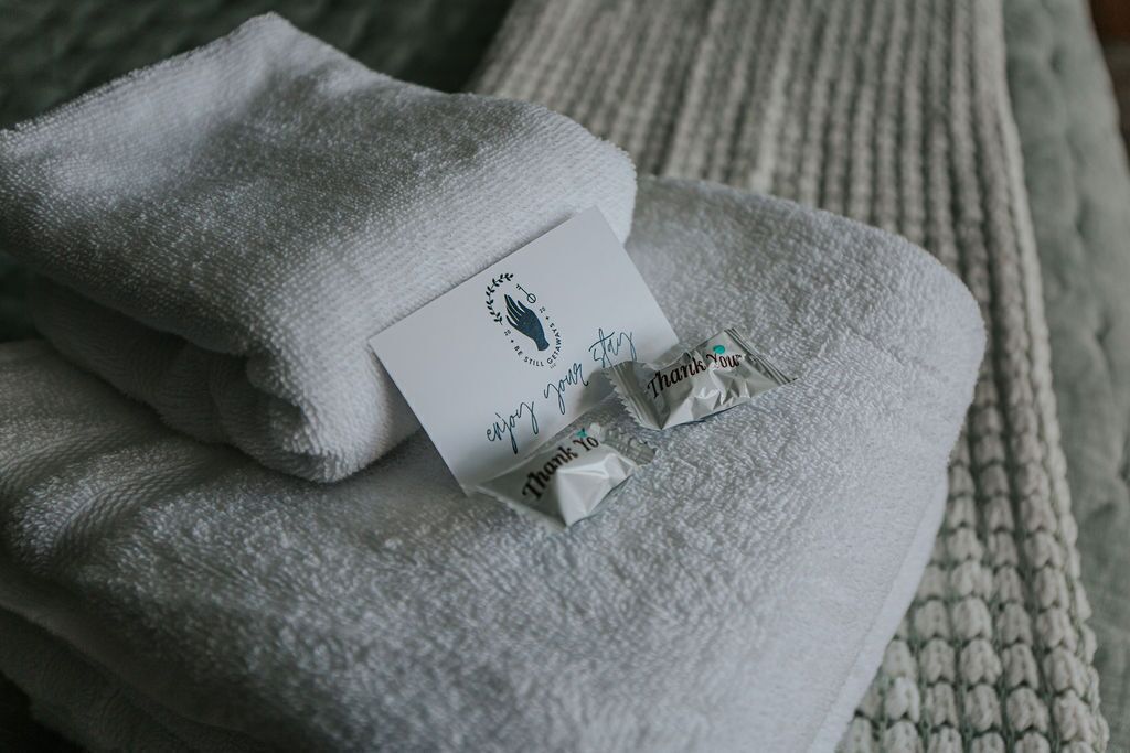 Una toalla doblada con una etiqueta que dice 'enjoy your stay' y 'Thank you'.