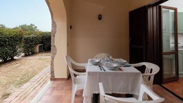 Apartment, 1 Schlafzimmer, Terrasse | Speisen im Freien
