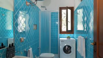 Classic-Apartment, 1 Schlafzimmer, Terrasse | Badezimmer | Dusche, Haartrockner, Handtücher, Seife