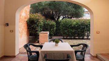 Classic-Apartment, 1 Schlafzimmer, Terrasse | Speisen im Freien