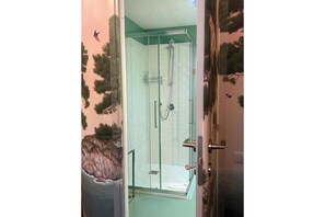 Bathroom - Vrbo Property (Roma)