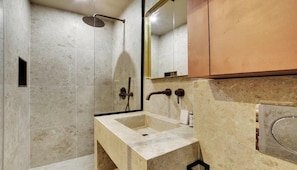 Douche, sèche-cheveux, serviettes fournies, savon