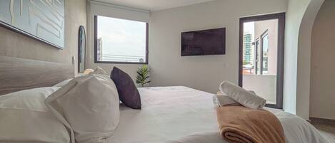 Comfort Studio, 1 King Bed, Balcony | Iron/ironing board, free WiFi